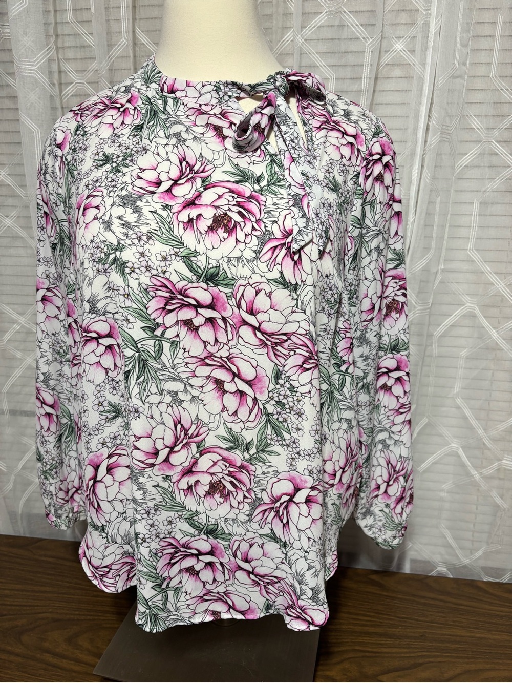 TORRID size 2 Floral Tie-Neck Long Sleeve Blouse - Pink/White 25 p2p 29L